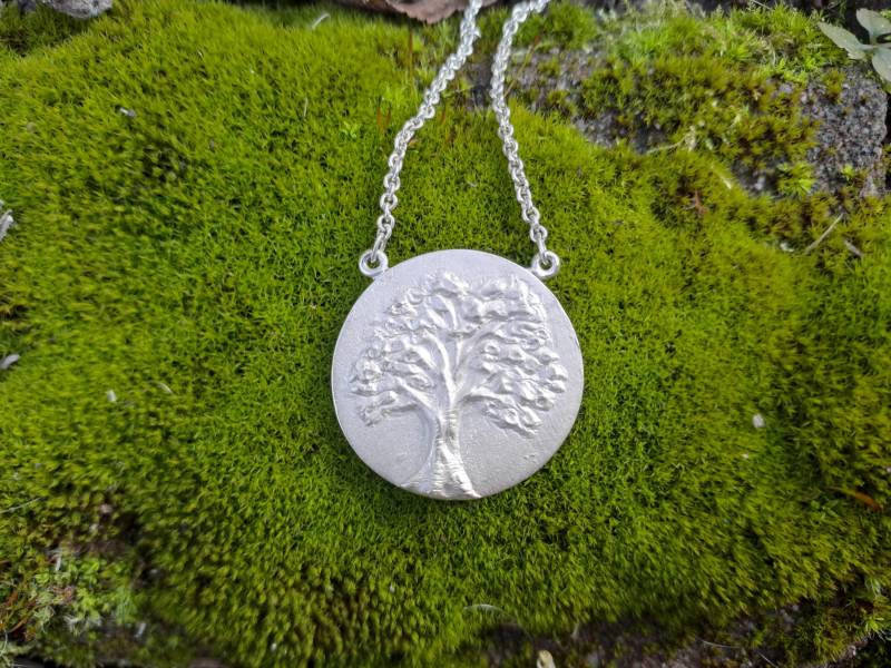 Laubbaum-Medaillon in Massivem Silber, Von Hand Modelliert Und Gegossen von SBSchmuck