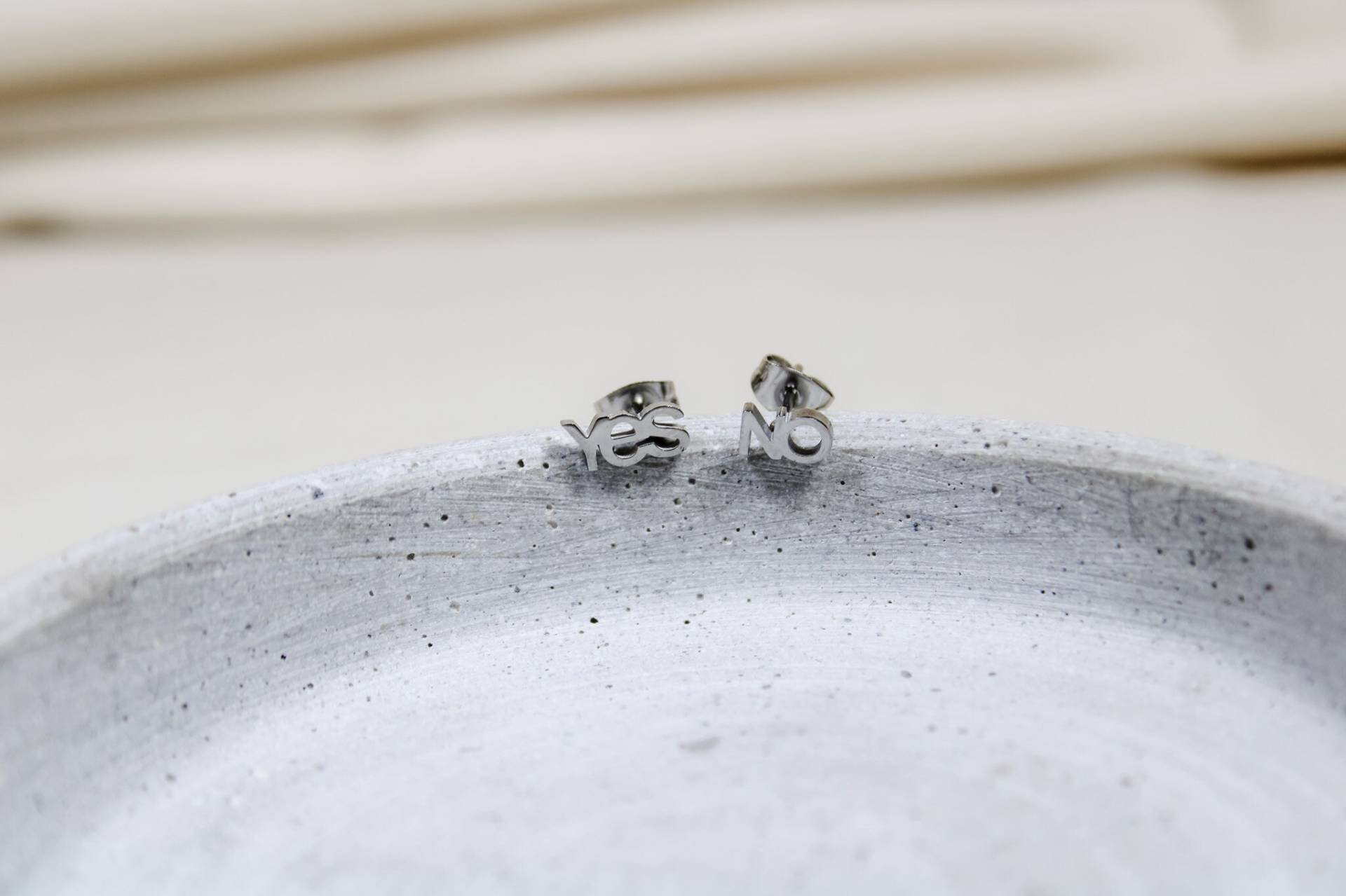 Edelstahl Ohrstecker Silber, Silber Schmuck, Statement Ohrschmuck, Yesno, Schmuckgeschenk Beste Freundin, Silberschmuck von SBSimpleJewelry