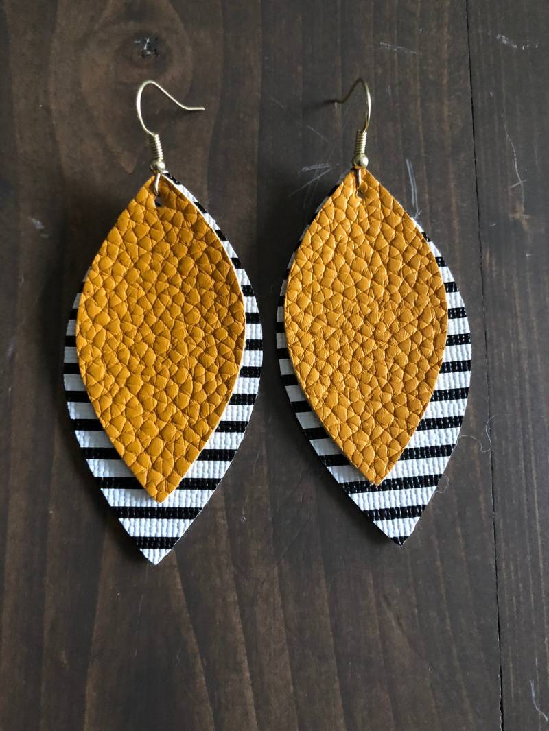 Senfgelber, Schwarz-Weiß Gestreifter Kunstleder-Blatt-Ohrring Senfgelber, Schwarz-Weiß Gestreifter Kunstleder-Blatt-Ohrring von SBdesignbuild
