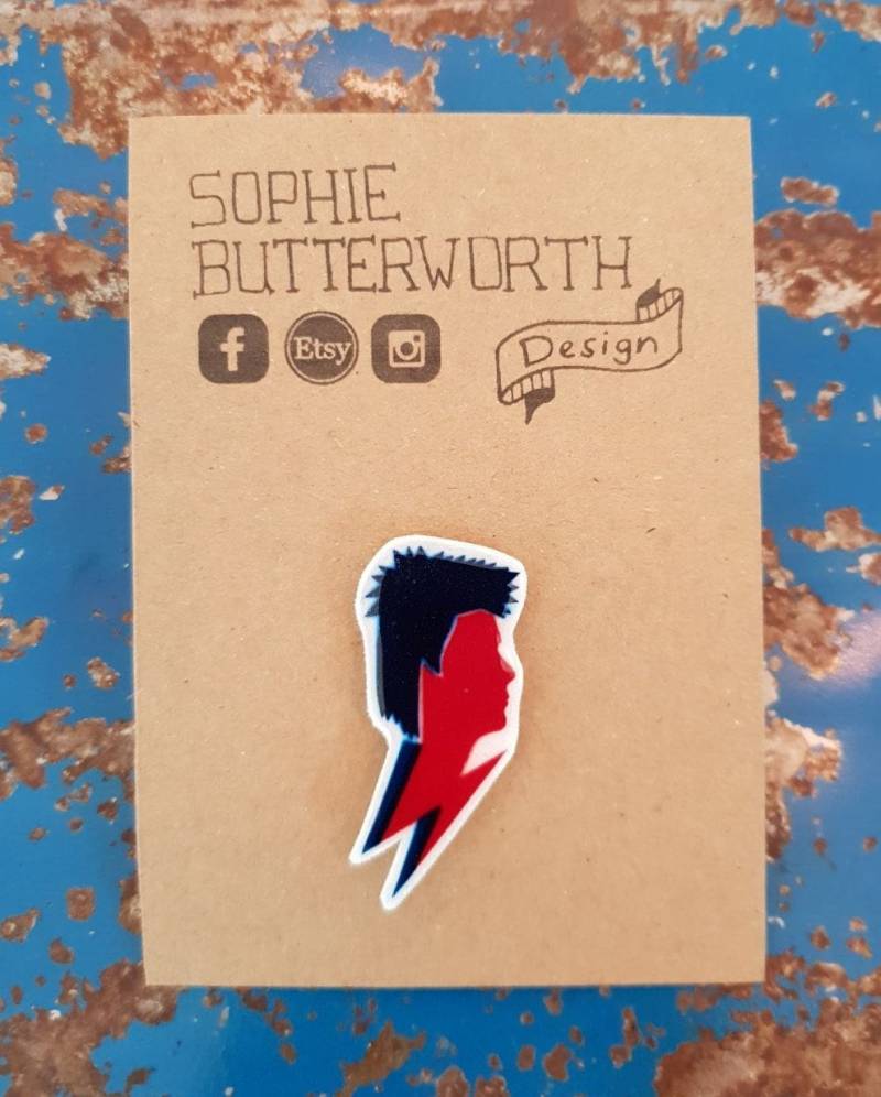 David Bowie Pin Anstecker - Coole Valentinstag Geschenk Für Ihn Sie Musikfan Ziggy Stardust David Bowie Pin Anstecker - Coole Valentinstag Geschenk Für Ihn Sie Musikfan Ziggy Stardust von SButterworthDesign