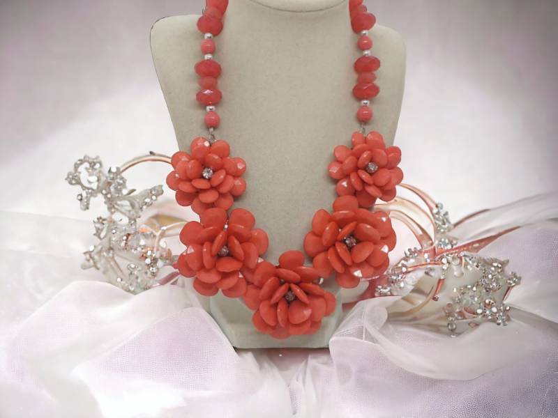 Rosa Blumen Halskette - Für Sie Juwelenbesetzte Lätzchen Statement Jubiläumsgeschenk von SByourself