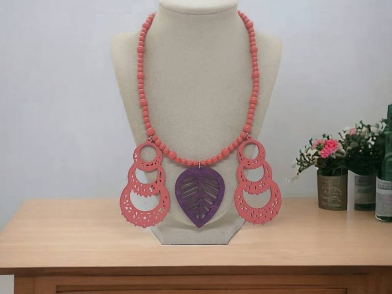 Rosa Halskette - Holzkette Für Frauen Einzigartige Statement-Halskette Blatt-Halskette Geschenk Rosa Halskette - Holzkette Für Frauen Einzigartige Statement-Halskette Blatt-Halskette Geschenk von SByourself