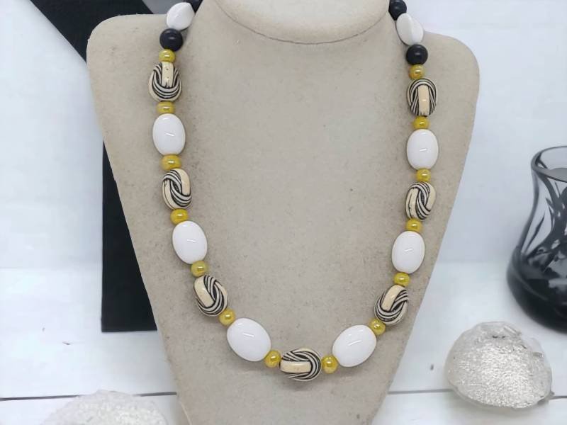 Schwarz Weiß Halskette Für Frauen - Gestreifte Einzigartige Perlenkette Statement von SByourself