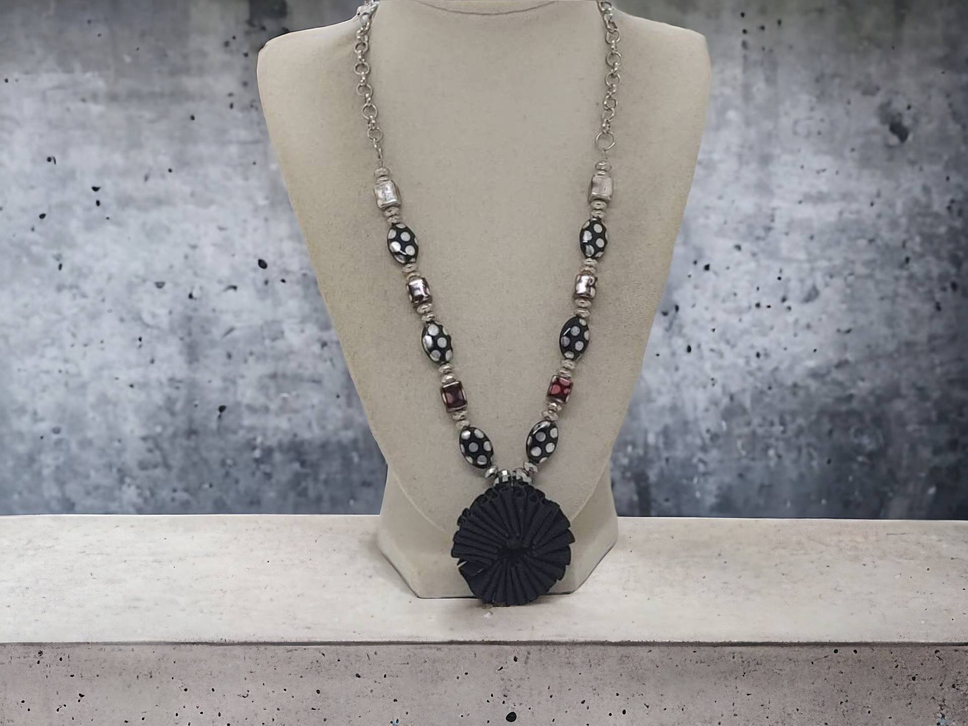 Schwarze Blumen Halskette - Polka Dot Für Frauen Einzigartige Geschenk Sie von SByourself