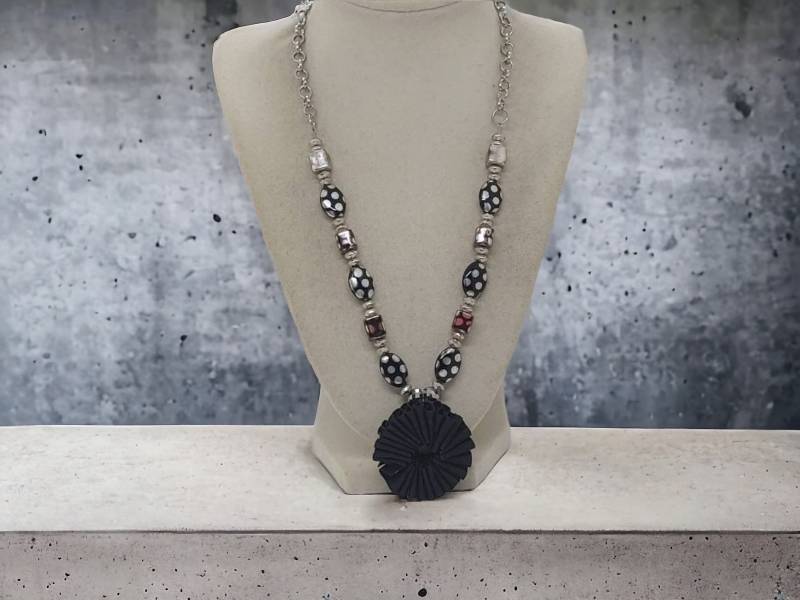 Schwarze Blumen Halskette - Polka Dot Für Frauen Einzigartige Geschenk Sie Schwarze Blumen Halskette - Polka Dot Für Frauen Einzigartige Geschenk Sie von SByourself