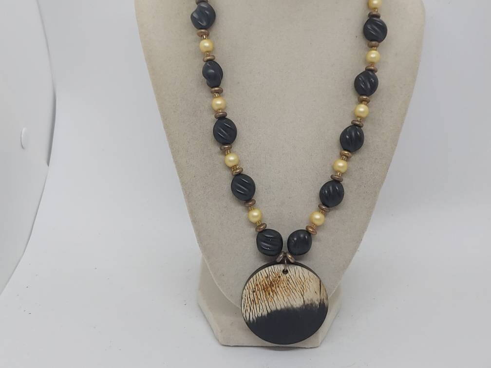 Schwarze Halskette Für Frauen - Perlenkette Bunte Sie Einzigartige Statement-Halskette Lätzchen-Halskette von SByourself