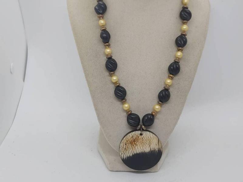 Schwarze Halskette Für Frauen - Perlenkette Bunte Sie Einzigartige Statement-Halskette Lätzchen-Halskette von SByourself