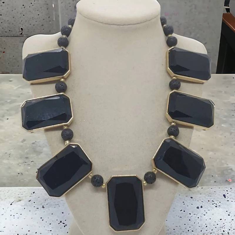 Schwarze Halskette Mit Schmucksteinen - Für Frauen Mehrfarbige Sie Einzigartig Lätzchen-Halskette Geschenk von SByourself