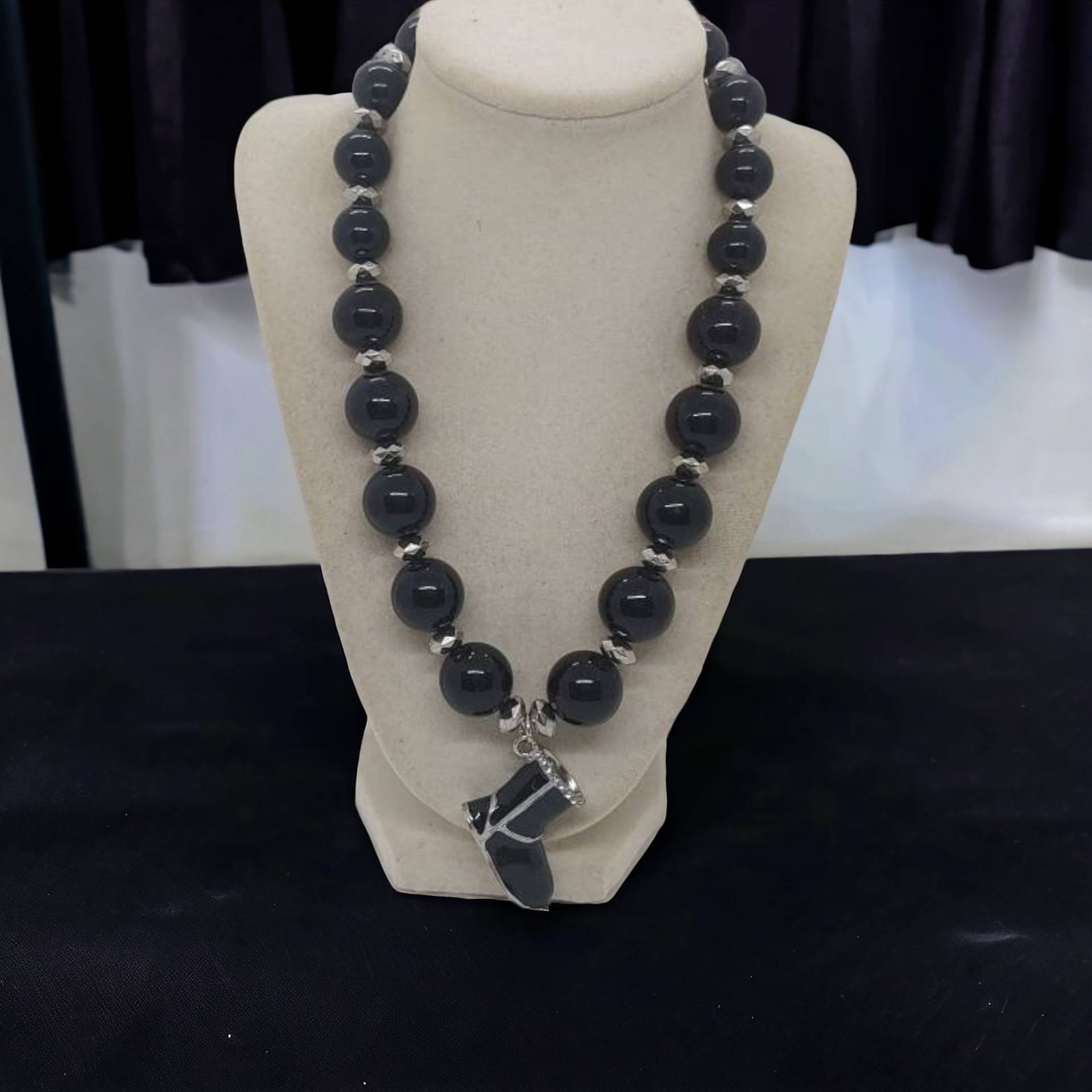 Stiefel-Halskette - Ugg-Stiefel-Halskette Schwarze Einzigartige Halskette Statement-Halskette Lätzchen-Halskette-Geschenk von SByourself