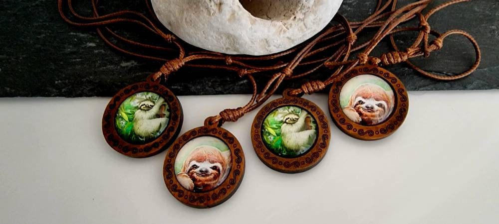 Kette Kinderschmuck Faultier Holzmedaillon Kinder Party Geschenk Kindergeburtstag Minigeschenk von SCHAU1MALTreasures