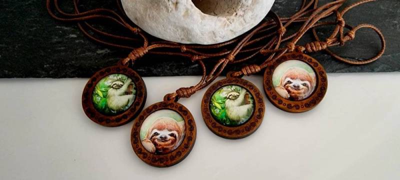 Kette Kinderschmuck Faultier Holzmedaillon Kinder Party Geschenk Kindergeburtstag Minigeschenk von SCHAU1MALTreasures