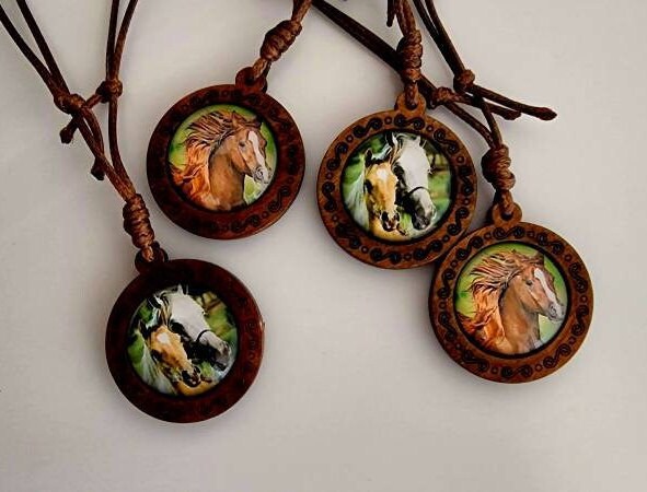 Kette Pferde Kinderschmuck Holzmedaillon Pferdefreund Reiten Kinder Party Geschenk Kindergeburtstag Minigeschenk von SCHAU1MALTreasures