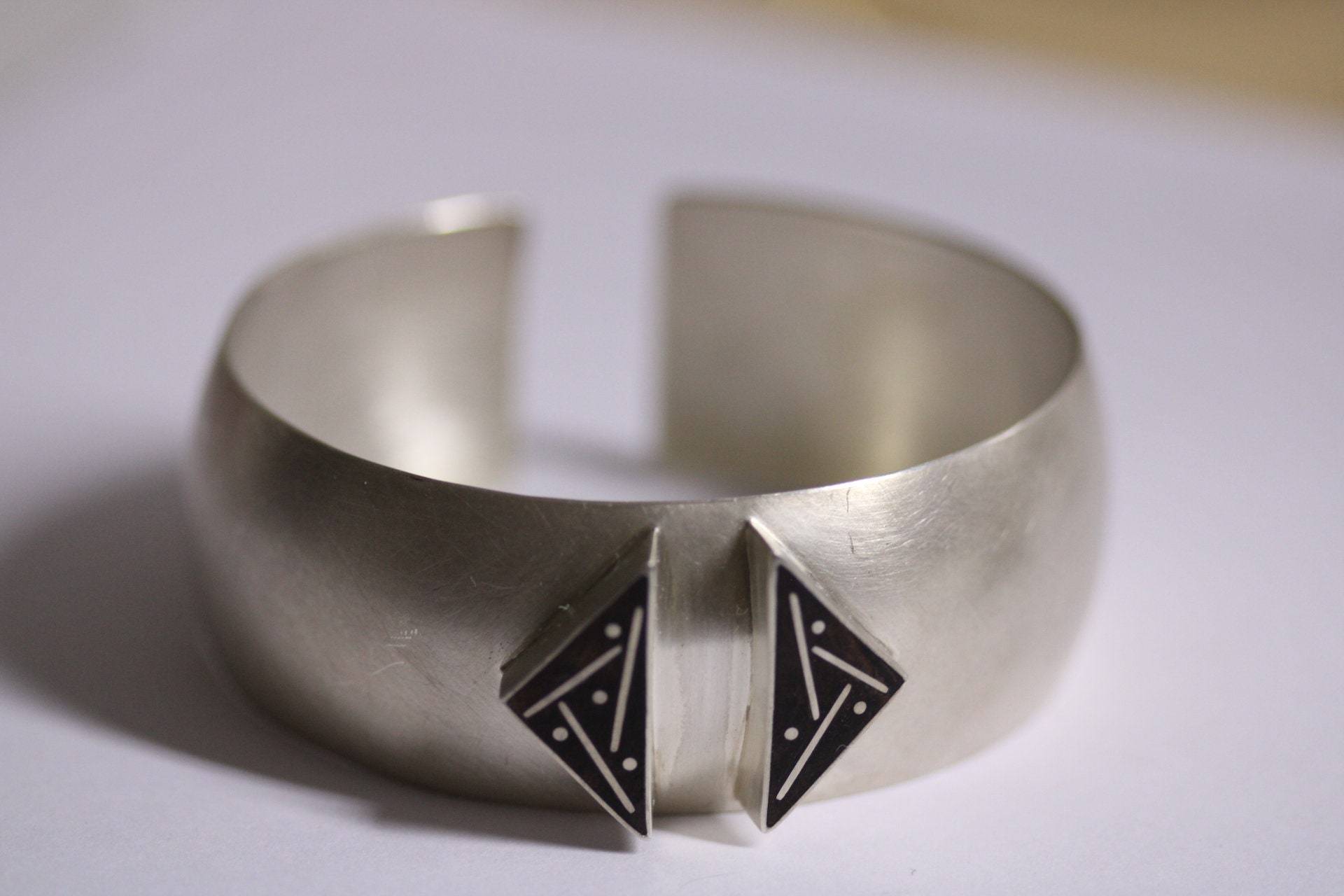 Armreif in Sterlingsilber Mit Ebenholz Und Eingearbeiteten Silber Intarsien Von Frank Schwope, Ebenholz, Unikatring, Silber, Schmuck, Arm Armreif in Sterlingsilber Mit Ebenholz Und Eingearbeiteten Silber Intarsien Von Frank Schwope, Ebenholz, Unikatring, Silber, Schmuck, Arm von SCHMUCKUNIKATE