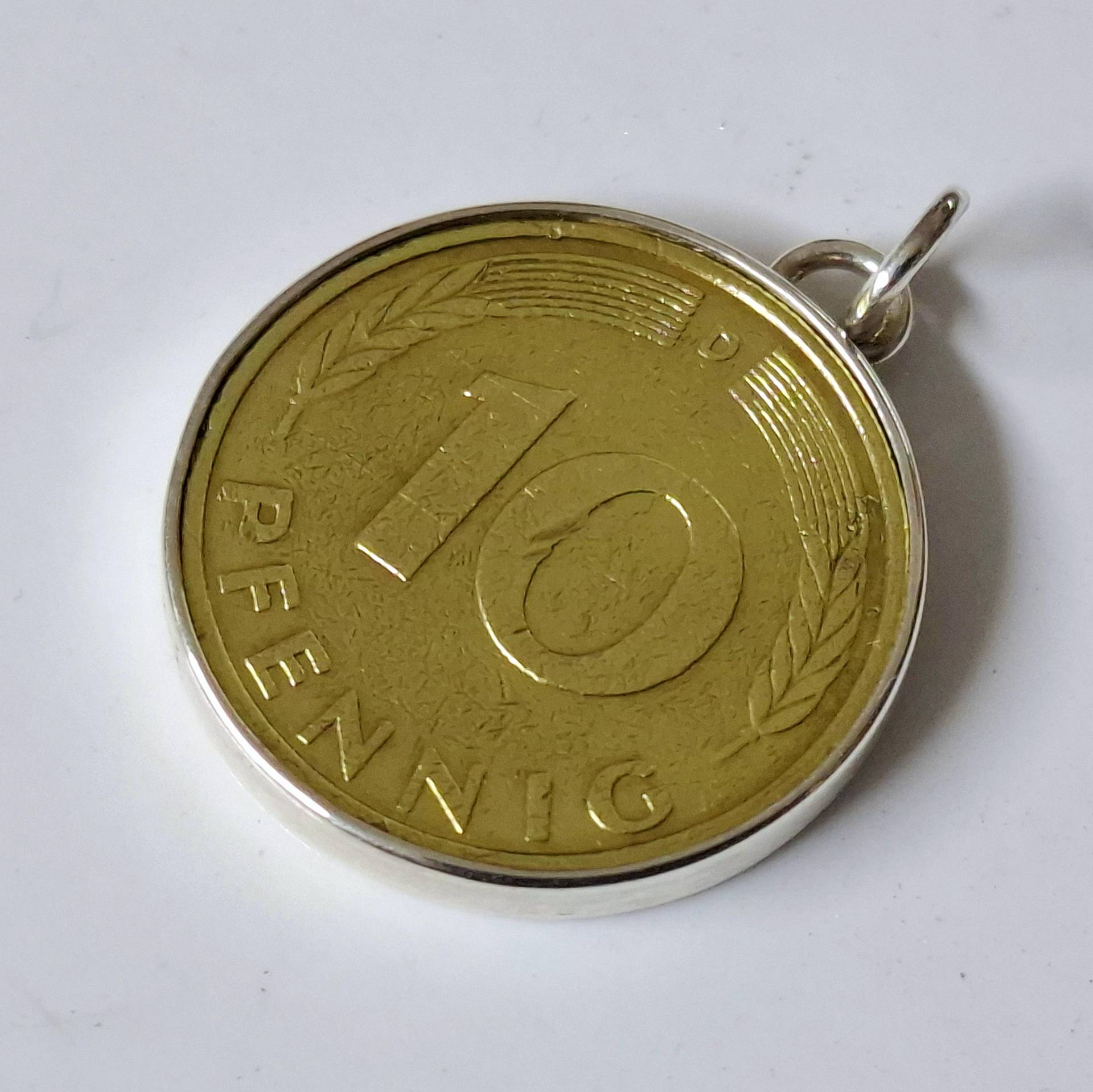Münzanhänger - 10 Pfennig Gefasst in Massiv Silber Von Frank Schwope, Die Gute Alte Dmark, Unikat, Schmuck, Anhänger, Kette, Reif Münzanhänger - 10 Pfennig Gefasst in Massiv Silber Von Frank Schwope, Die Gute Alte Dmark, Unikat, Schmuck, Anhänger, Kette, Reif von SCHMUCKUNIKATE