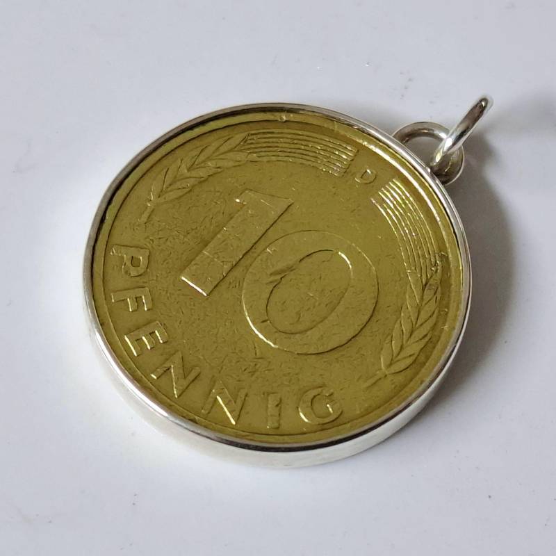 Münzanhänger - 10 Pfennig Gefasst in Massiv Silber Von Frank Schwope, Die Gute Alte Dmark, Unikat, Schmuck, Anhänger, Kette, Reif Münzanhänger - 10 Pfennig Gefasst in Massiv Silber Von Frank Schwope, Die Gute Alte Dmark, Unikat, Schmuck, Anhänger, Kette, Reif von SCHMUCKUNIKATE