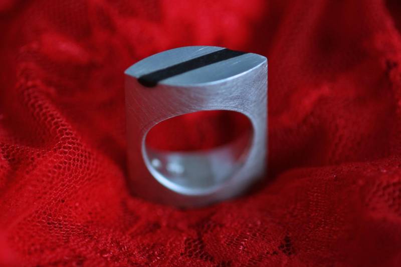 Navettering in Silber Mit Ebenholzeinlage Von Frank Schwope von SCHMUCKUNIKATE