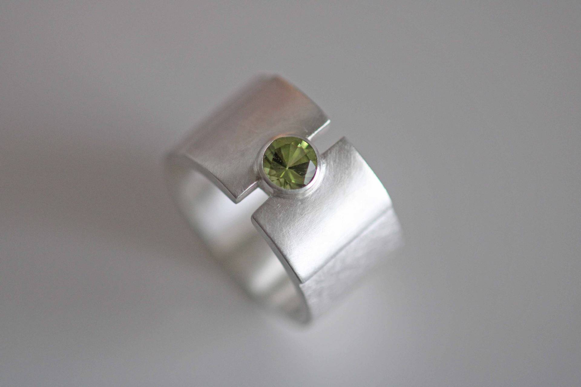 Ring in Massiv Silber Mit Facettierten Peridot Von Frank Schwope, Peridot, Quadrat, Gold, Edelstein, Grün, Goldschmiedearbeit, Unikatschmuck Ring in Massiv Silber Mit Facettierten Peridot Von Frank Schwope, Peridot, Quadrat, Gold, Edelstein, Grün, Goldschmiedearbeit, Unikatschmuck von SCHMUCKUNIKATE