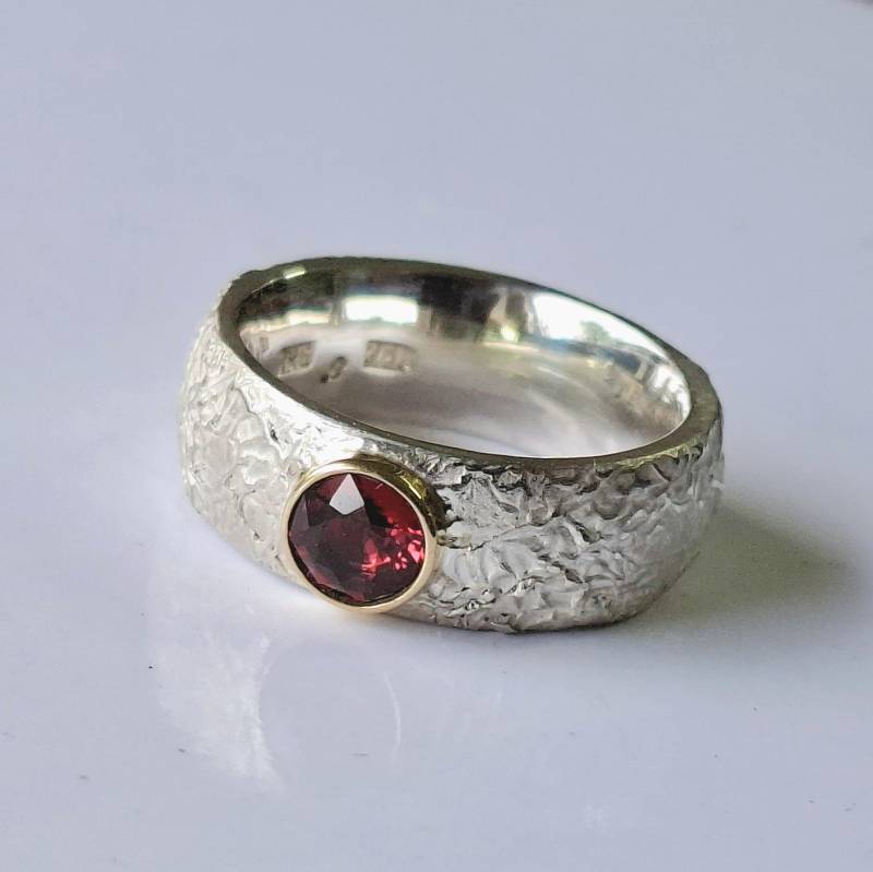 Schöner Ring in Silber Mit Facettierten Rosa Turmalin 750Gold Gefasst Von Frank Schwope, Unikat, Goldschmiedearbeit, Ring, Schmuckunikate Schöner Ring in Silber Mit Facettierten Rosa Turmalin 750Gold Gefasst Von Frank Schwope, Unikat, Goldschmiedearbeit, Ring, Schmuckunikate von SCHMUCKUNIKATE