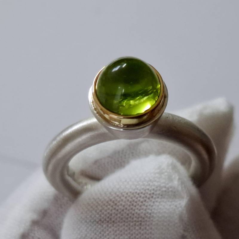 Schöner Zarter Silberring Mit Edlem Peridotkegel in Gold Gefasst Von Frank Schwope, Grün, Peridot, Unikat, Silber, Goldschmiedearbeit, Ring Schöner Zarter Silberring Mit Edlem Peridotkegel in Gold Gefasst Von Frank Schwope, Grün, Peridot, Unikat, Silber, Goldschmiedearbeit, Ring von SCHMUCKUNIKATE