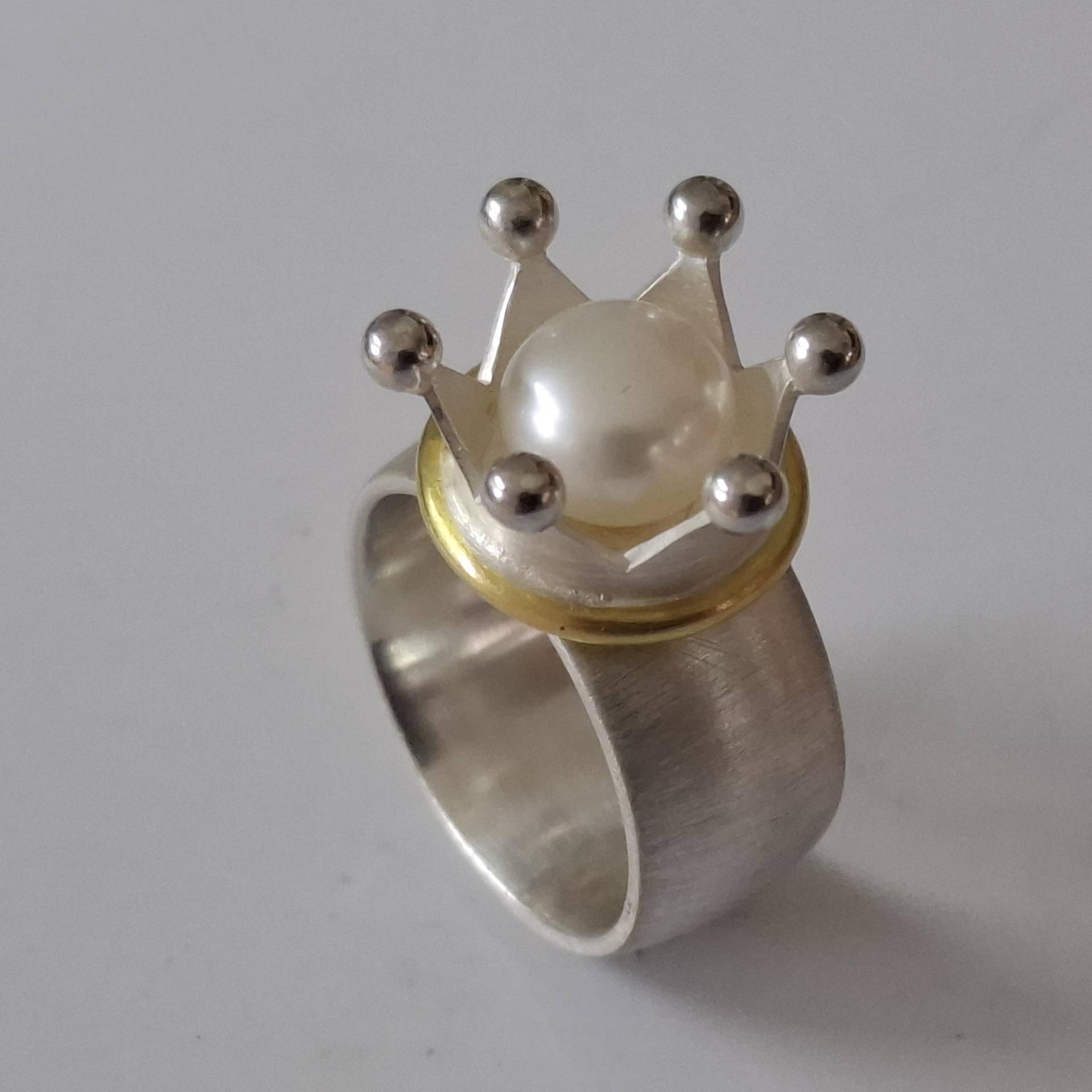 Traum Kronen Silberring Mit Eingefasster Edler Perle Von Frank Schwope, Krone, Gold, Ring, König, Goldschmiedearbeit, Schmuck, Goldschmiede Traum Kronen Silberring Mit Eingefasster Edler Perle Von Frank Schwope, Krone, Gold, Ring, König, Goldschmiedearbeit, Schmuck, Goldschmiede von SCHMUCKUNIKATE