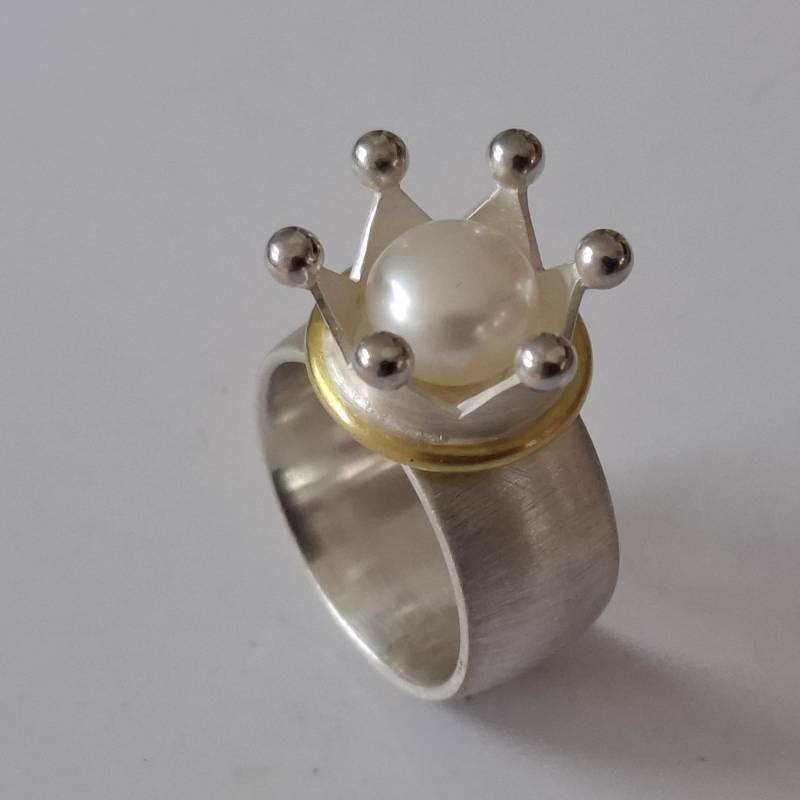 Traum Kronen Silberring Mit Eingefasster Edler Perle Von Frank Schwope, Krone, Gold, Ring, König, Goldschmiedearbeit, Schmuck, Goldschmiede Traum Kronen Silberring Mit Eingefasster Edler Perle Von Frank Schwope, Krone, Gold, Ring, König, Goldschmiedearbeit, Schmuck, Goldschmiede von SCHMUCKUNIKATE