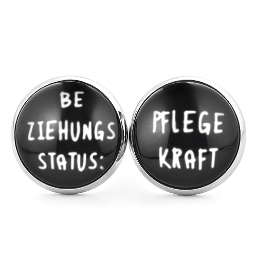 SCHMUCKZUCKER Damen Herren Unisex Ohrringe Beziehungsstatus Pflegekraft Edelstahl Ohrstecker Schwarz Weiß Silber 14mm von SCHMUCKZUCKER