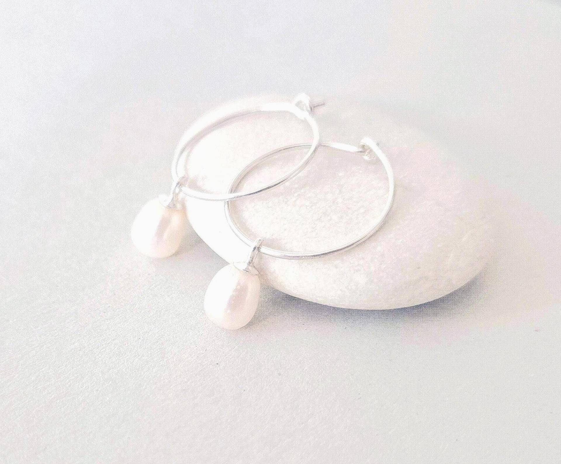 Perlen Ohrringe 925 Silber, Kleine Silber Creolen Mit Süßwasserperlen Cremefarben, Geschenk Für Frauen von SCHMUCKbyFelicitas