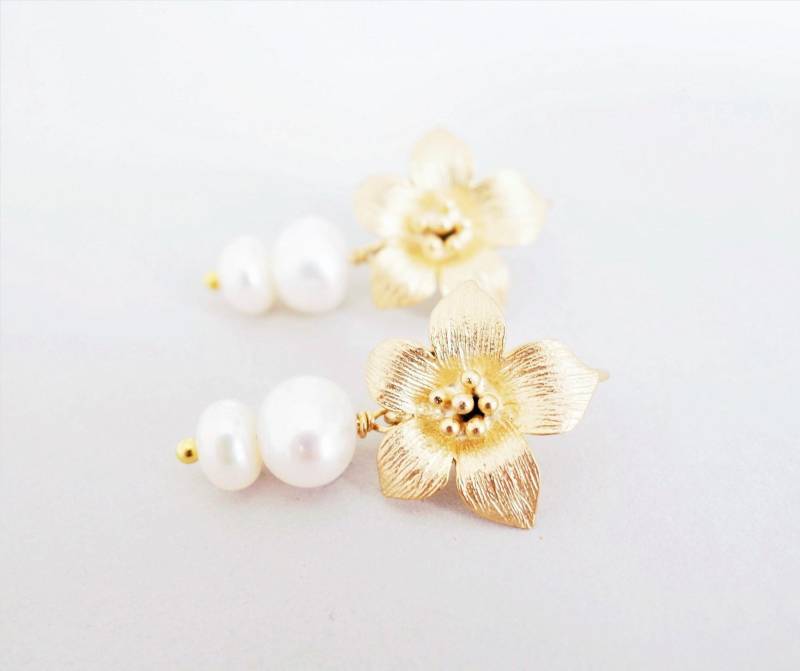 Perlen Ohrringe Mit Gold Blüten, Kurze Ohrhänger Weißen Süßwasserperlen von SCHMUCKbyFelicitas