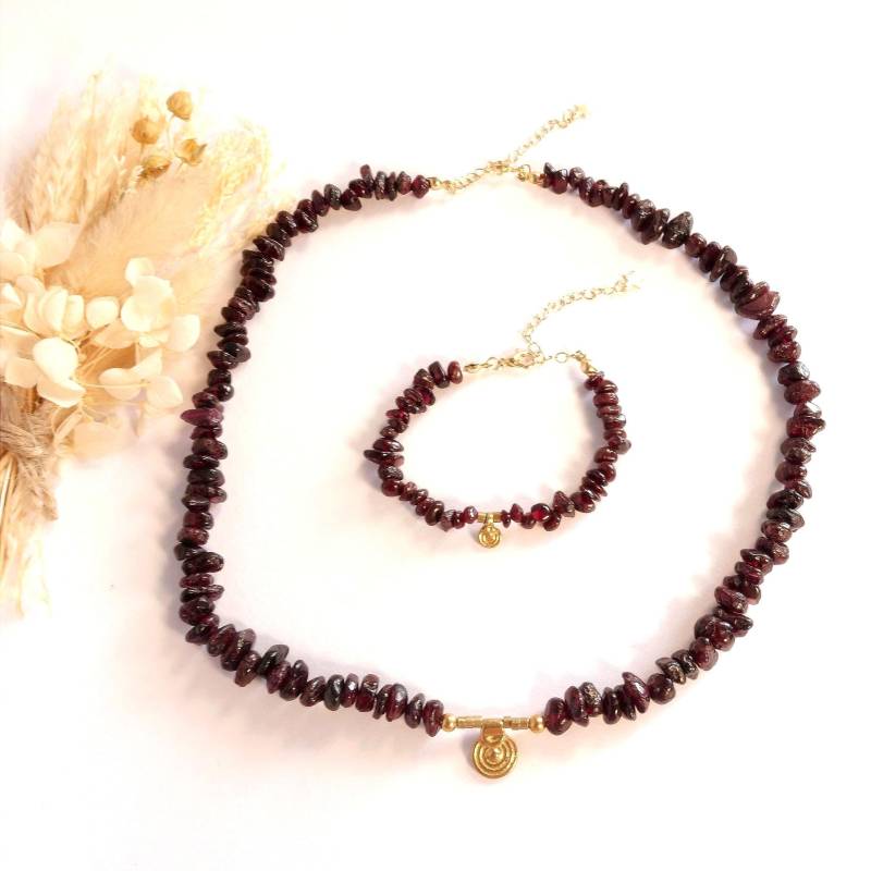 Schmuckset Granat Armband Und Kette Mit Messing Spiralanhänger & Verlängerungskette 18K Gold Goldenen Messingperlen Natursteinkette Boho von SCHMUCKseligkeit