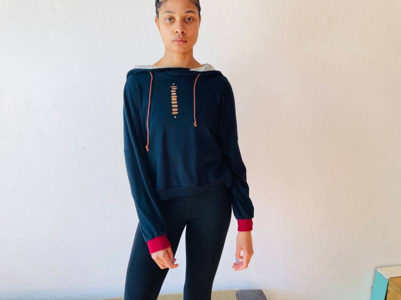 Kurzer Schwarzer Hoody Aus Baumwolljersey Mit Großer Kapuze Und Roten Bündchen Gr.34 36 38 von SCHNiBiLLA