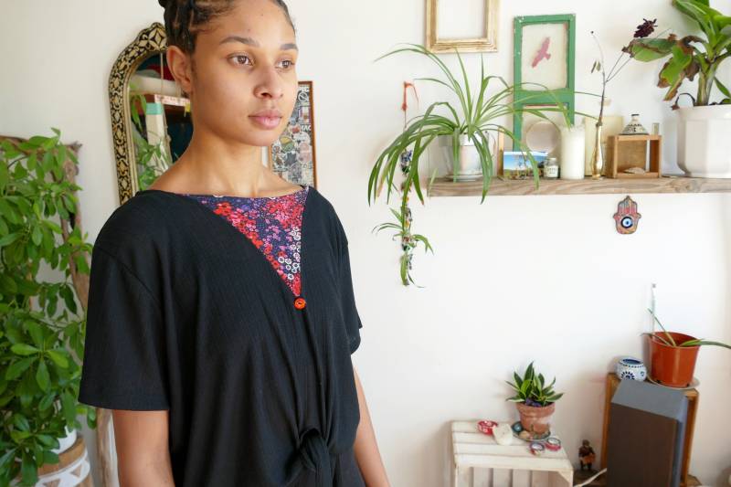 Schwarzes Wickelshirt Mit Buntem Blumenstoff Und Rotem Vintageknöpfchen Unikat Handgemacht von SCHNiBiLLA