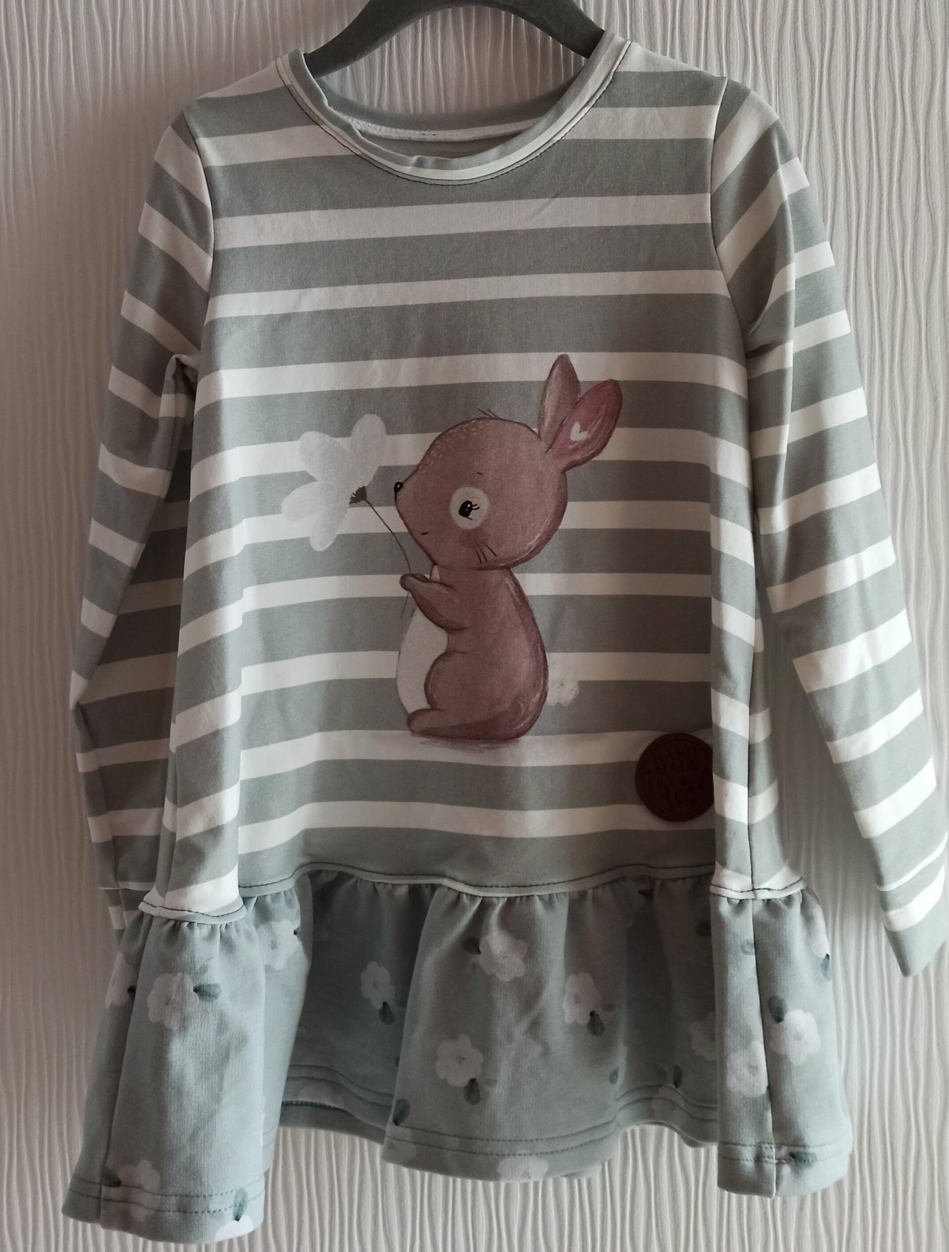 Niedliches Hasen Motiv. Mädchenkleid Pastellgrün Gestreift Niedliches Hasen Motiv. Mädchenkleid Pastellgrün Gestreift von SCHOENEHANDARBEITEN
