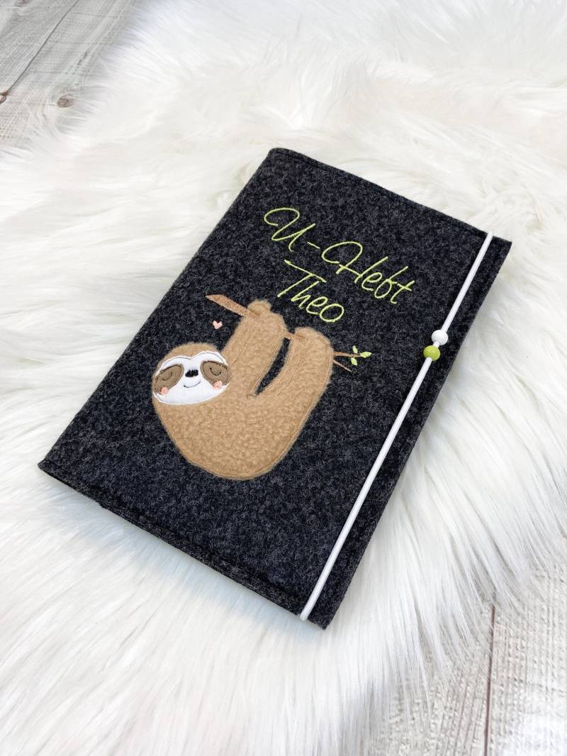 U-Heft Hülle Faultier Mit Impfpass-Fach, Wunschname, Geschenk Zur Geburt, Taufe Filz Anthrazit von SCHOENIGKEITENkids