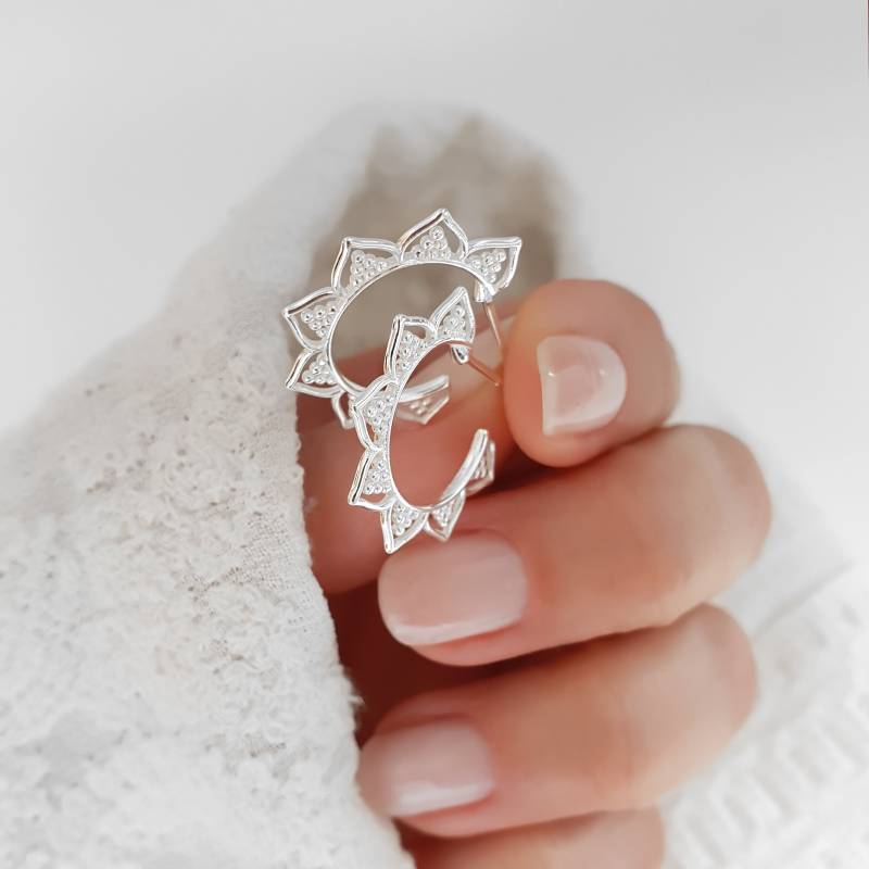 Boho Creolen Lotusblume Ohrringe Aus 925 Silber, Florales Design, Sommer Schmuck Geschenkidee Damen von SCHOSCHON