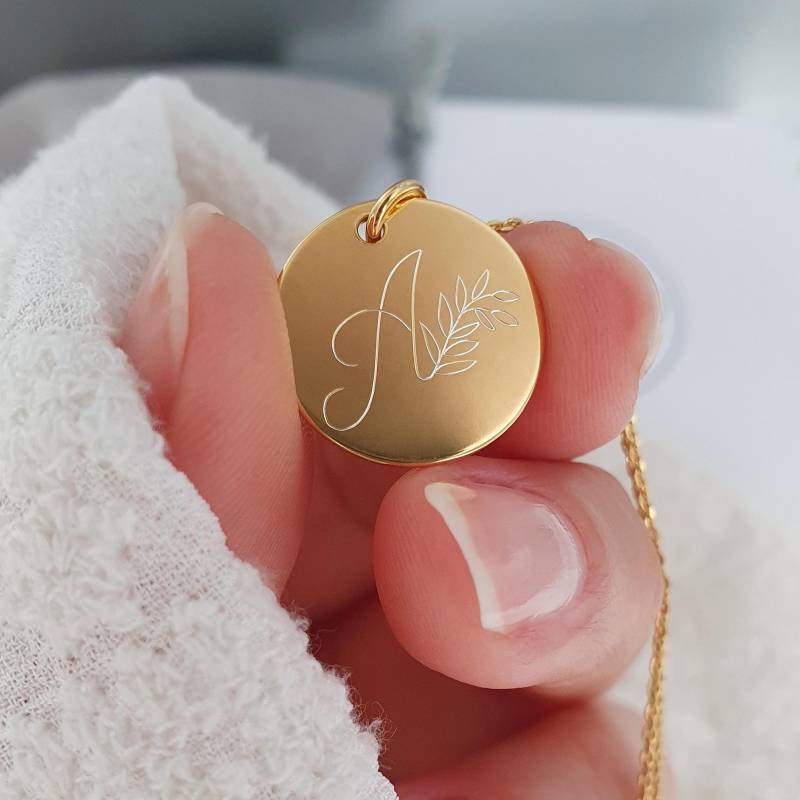 Zarte Halskette Mit Gravur - Vergoldetes 925 Silber Blatt Anhänger Personalisiertes Geschenk Für Sie Schmuck Design von SCHOSCHON