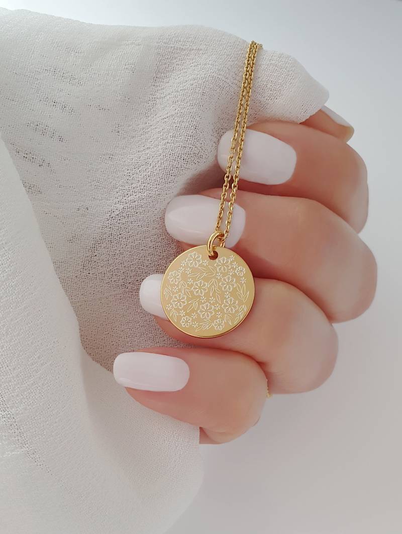 Schoschon Halskette Florale Gravur Plättchen 925 Silber Vergoldet Ø 16 Mm Geschenk Damen von SCHOSCHON