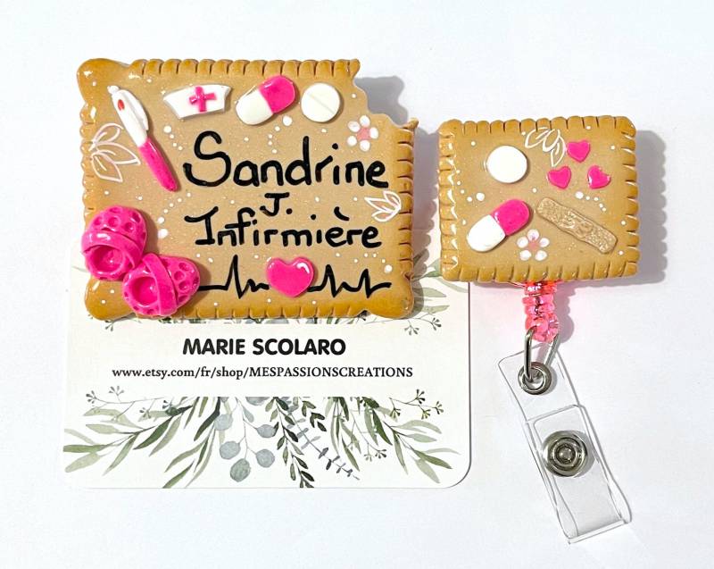 Abzeichen Oder + Rolle Für Krankenschwester, Hebamme, Kinderbetreuerin, Aux De Puér Auf Rosa Kekshintergrund Abzeichen Oder + Rolle Für Krankenschwester, Hebamme, Kinderbetreuerin, Aux De Puér Auf Rosa Kekshintergrund von SCOLAROMARIE