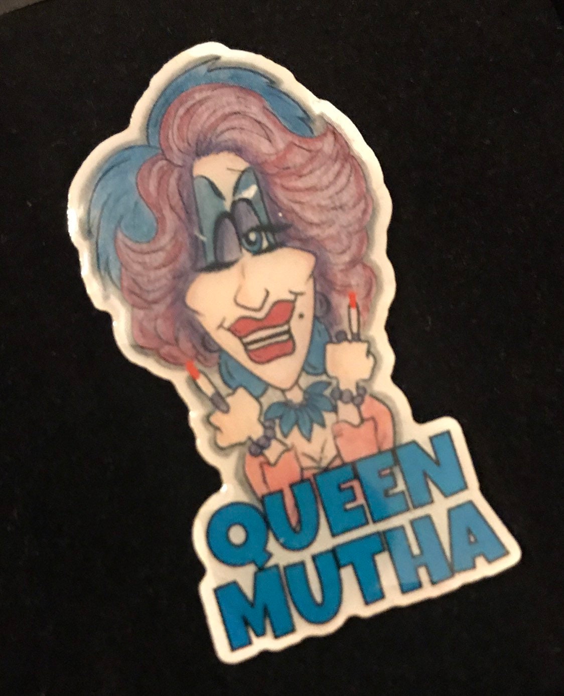Königin Mutha Drag Queen Anstecknadel, Doppel-Pin-Unterlage Königin Mutha Drag Queen Anstecknadel, Doppel-Pin-Unterlage von SCOTTCLARKEATETSY