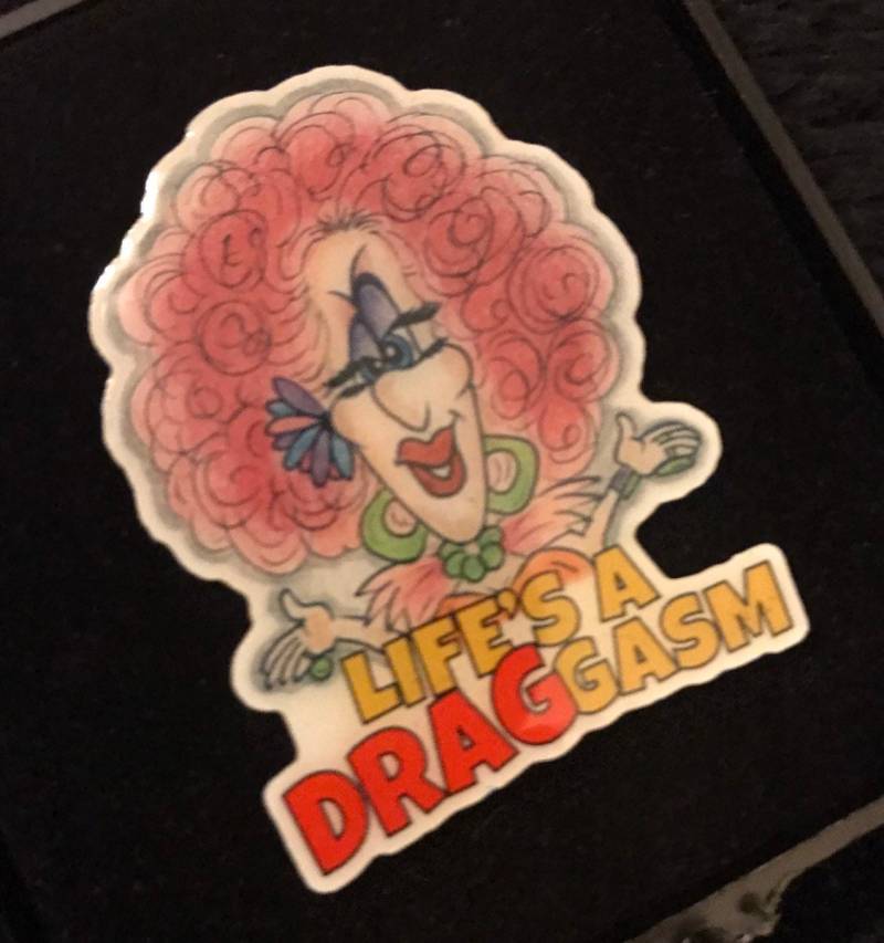 Life Es A Draggasm Drag Queen Revers Pin, Doppel-Pin-Unterlage Life Es A Draggasm Drag Queen Revers Pin, Doppel-Pin-Unterlage von SCOTTCLARKEATETSY