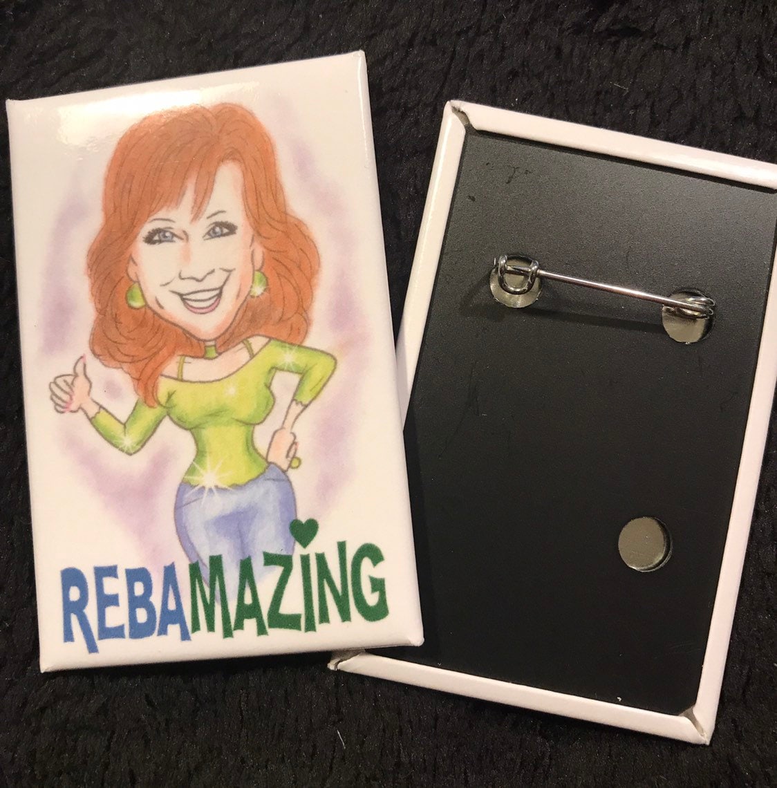 Rebamazing Button, 6cm X 3cm Glanzfront Single Pin Backing von SCOTTCLARKEATETSY