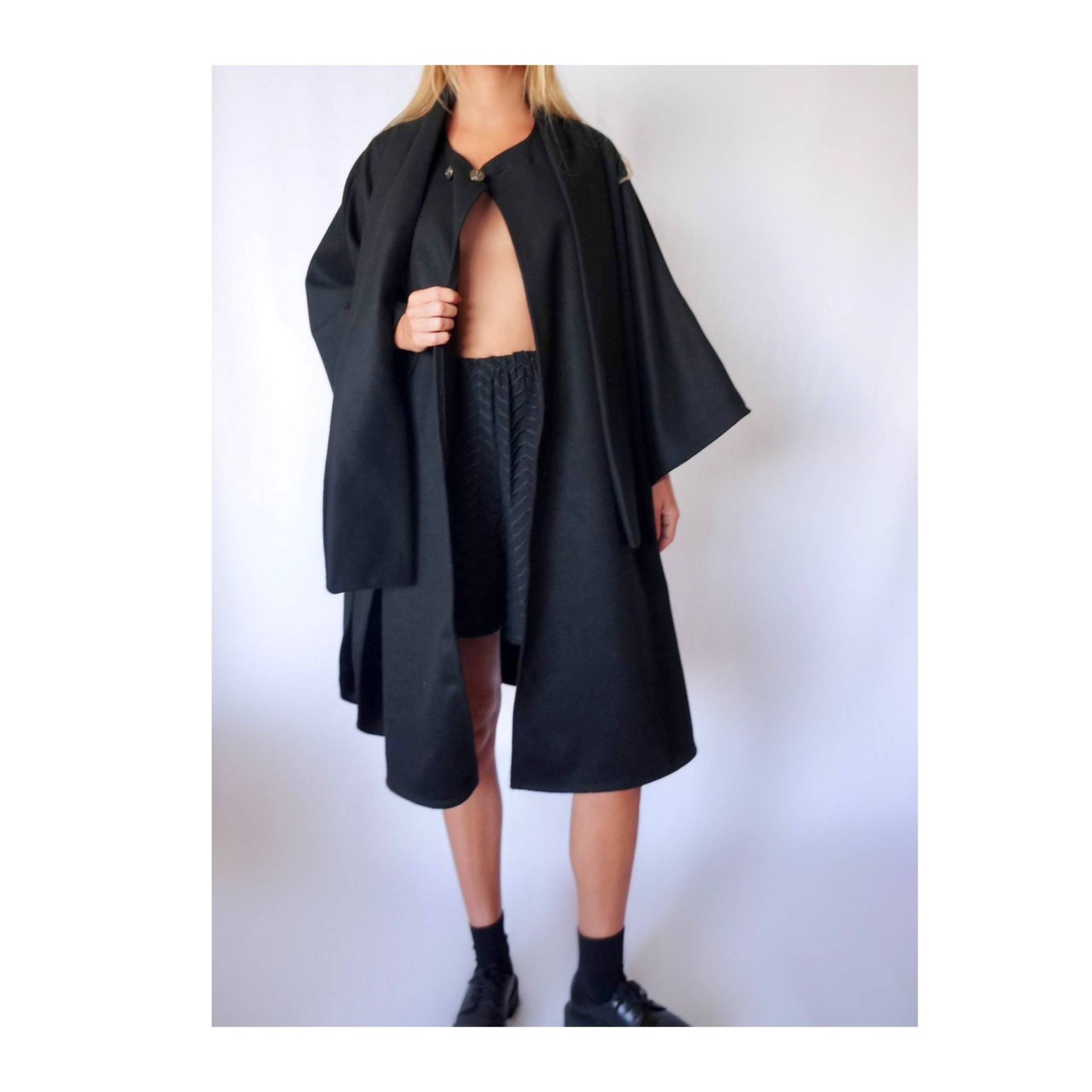 Wolle Maxi Poncho Unisex, Cape in Schwarzer Wolle, Winter Schwarzer Mantel Unisex Minimal Kollektion, Personalisiertes Oversize von SDGEastLondon