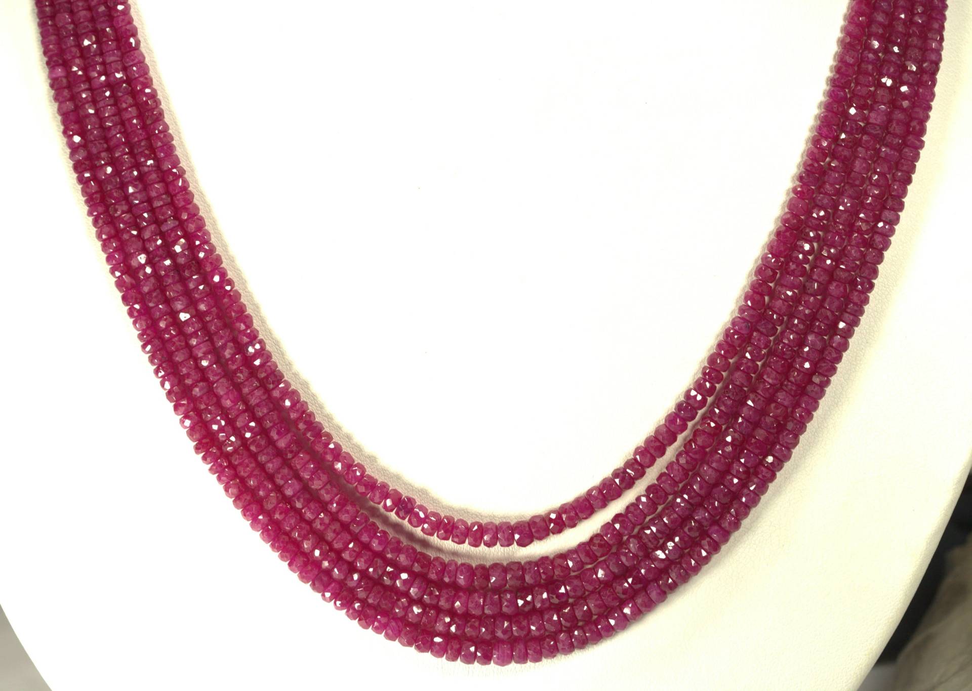 Natürlicher Rubin Perlen Necklace.rich Rote Farbe. Einstellbar. 5 Stränge Neckalce Natürlicher Rubin Perlen Necklace.rich Rote Farbe. Einstellbar. 5 Stränge Neckalce von SDJewellers