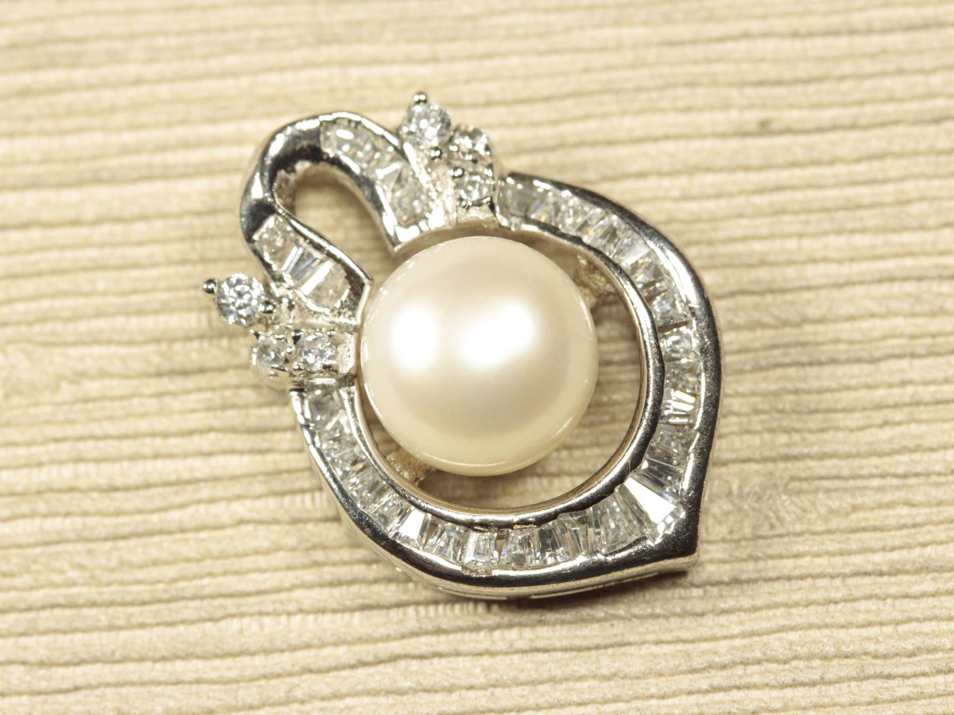 Silber 925 Perle Anhänger. Anmutige Weiße Mit Funkelnden Zirkonia. Ein Perfektes Geschenk Silber 925 Perle Anhänger. Anmutige Weiße Mit Funkelnden Zirkonia. Ein Perfektes Geschenk von SDJewellers