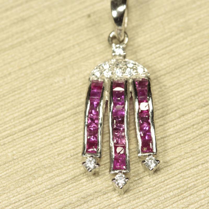 Silber 925 Rubin Anhänger. Faszinierende Design. Heiße Rosa Mit Funkelnden Zirkonia. Ein Perfektes Geschenk Silber 925 Rubin Anhänger. Faszinierende Design. Heiße Rosa Mit Funkelnden Zirkonia. Ein Perfektes Geschenk von SDJewellers