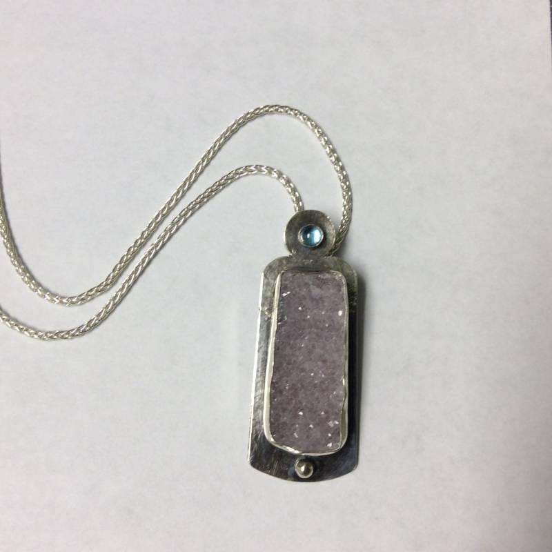 Amethyst Druzy Anhänger Mit Blauem Topas von SDLStudio
