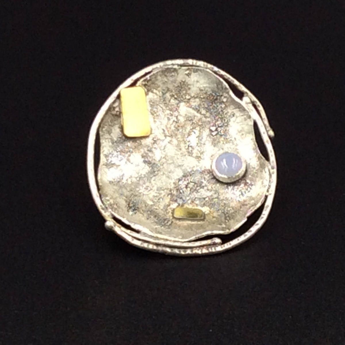 Bio-Runde "Relikt" Sterling Silber Und Gold-Anhänger Mit Chalcedonstein Bio-Runde "Relikt" Sterling Silber Und Gold-Anhänger Mit Chalcedonstein von SDLStudio