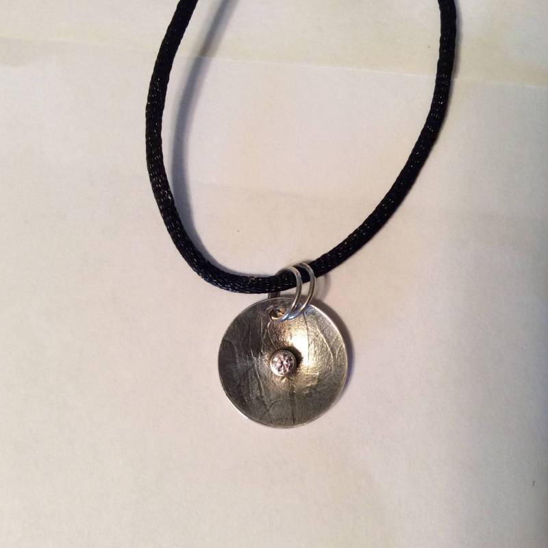 Sterling Silber Gewölbten Scheibe Mit Lavendel Cz Stein Sterling Silber Gewölbten Scheibe Mit Lavendel Cz Stein von SDLStudio