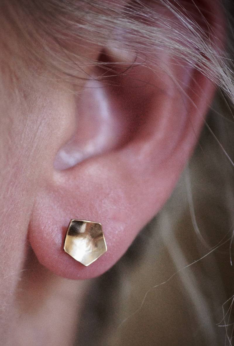 Fünfeckige Ohrstecker - 14Kt Goldfill von SDMarieJewelry