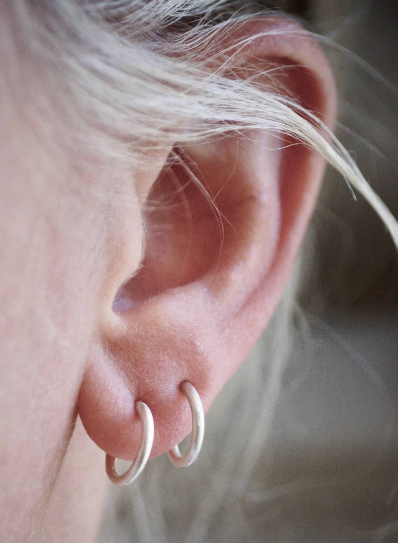 Kleine Creolen - Ear Huggies Sterling Silber 14Kt Goldfill von SDMarieJewelry