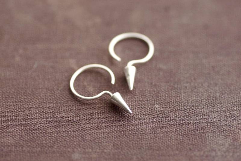 Kleine Sterling Spike Creolen von SDMarieJewelry